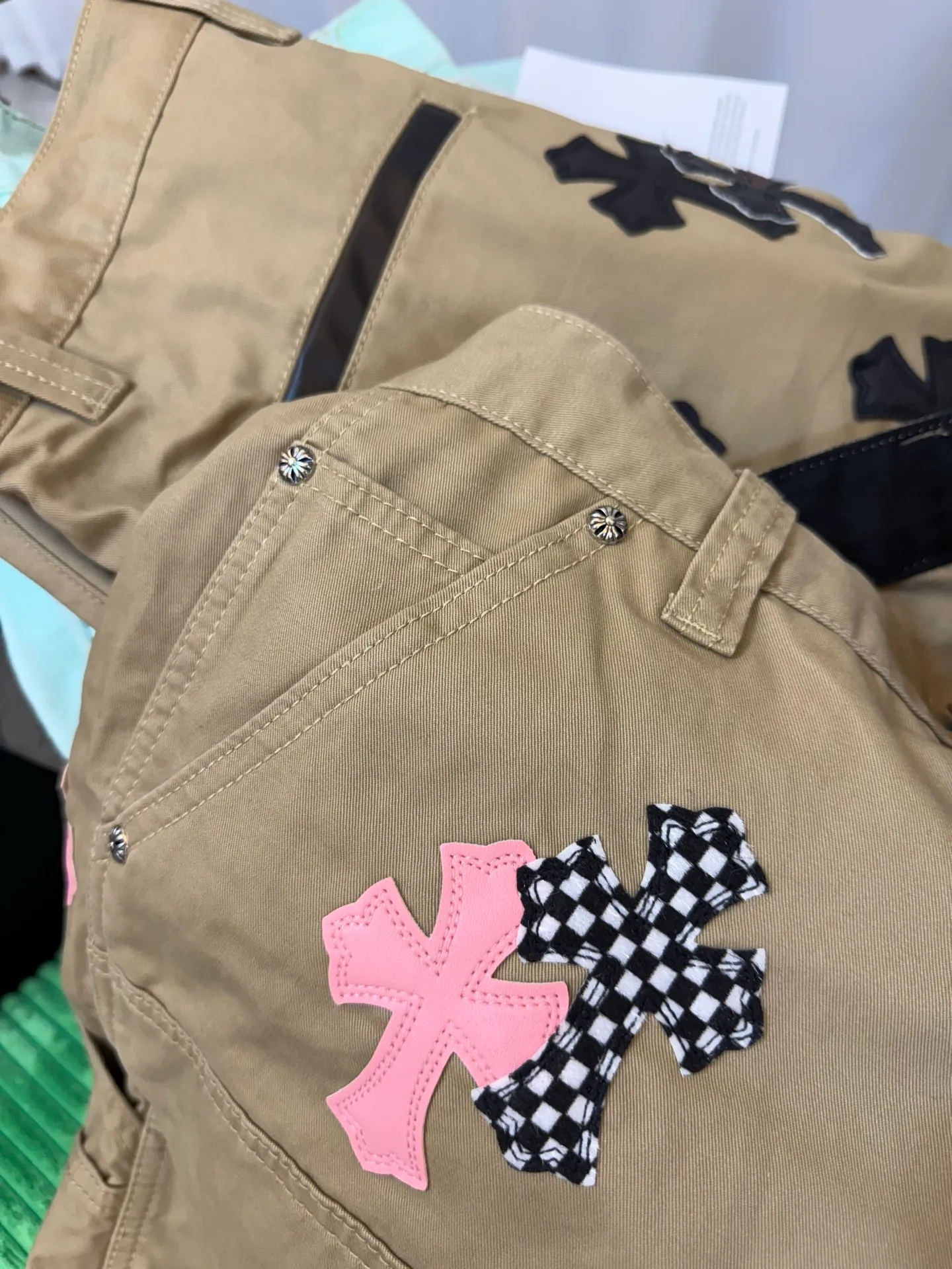 P280 Style number: D335 🔥Chrome Hearts khaki pink leather work jeans Size: s-XXL (28 30 32 34) Color: Khaki Size reference 28 pants length 100 waist 72 30 pants length 101 waist 76 32 pants length 103 waist 80 34 pants length 104 waist 84